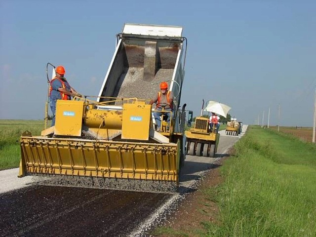 Chip Seal - покрытие для асфальта, которое состоит из слоя битумного вяжущего (горячего или эмульсионного) со слоем заполнителя.